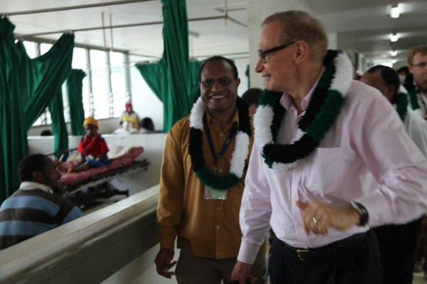 Foreign Minister Bob Carr chats with patients at Mount Hagen Hospital, Papua New Guinea Highlands on December 4, 2012 (Photo: Michael Wightman)